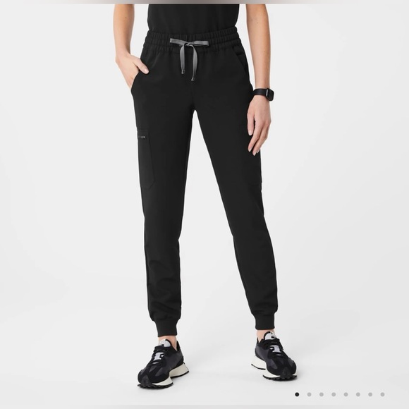 Figs Black Uman Relaxed Petite Jogger Scrub Pants - Picture 1 of 5